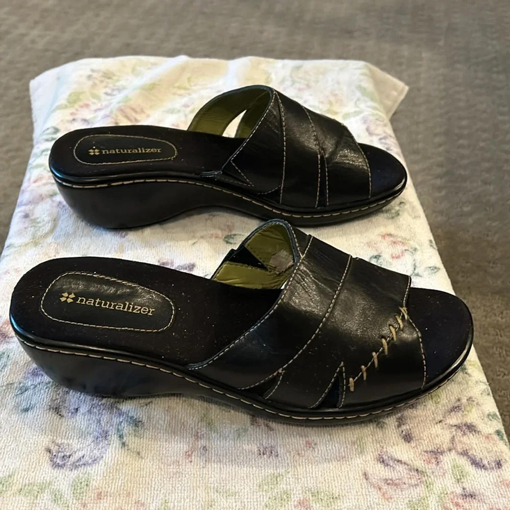 Naturalizer slip on sandals.  Size 8 WW - Picture 2 of 7